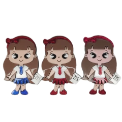 Aplique em Acrílico Menina Cabelo Castanho com Tiara Escolar Curvo