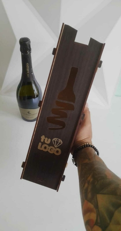 Caja para vino o champagne con logo grabado en internet