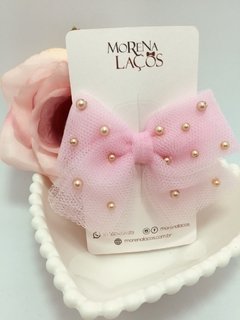 Laço de tule rosa com pérolas