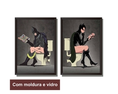 Quadros Batman e Mulher Gato no banheiro