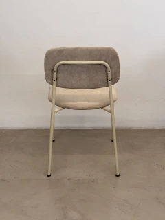 N.97 Silla de hierro a color, asiento y respaldo tapizado en internet