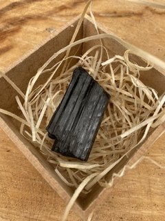 Pedra do signo de escorpião - Turmalina negra + caixinha 