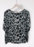 28019-BLUSA SATINADA ESTAMPADA CON VIVO CONTRATONO - tienda online