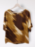 Imagen de 28019-BLUSA SATINADA ESTAMPADA CON VIVO CONTRATONO