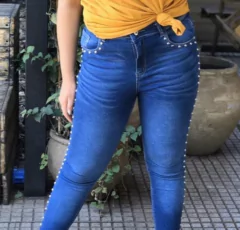 Jean chupín tiro alto y elastizado con tachas