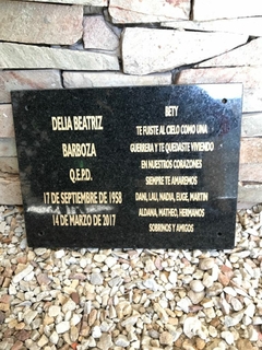 Medidas: 40cm x 30cm Placas sobre Pared Marmol negro brasil con embellecedores, a 1 color, CADA UNA, Mínimo de Compra x 1 unidad