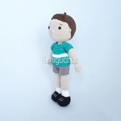 menino de crochê