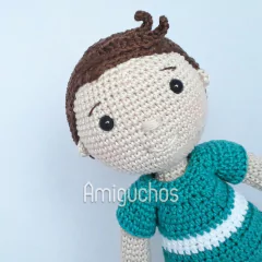 menino de crochê