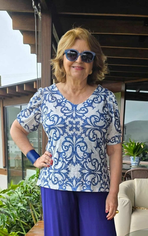 BS-0815 - Blusa devorê decote V, manga curta estampa azulejo azul