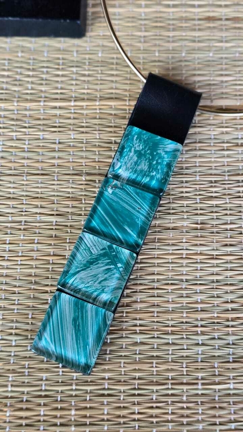 CO-0676- Colar estilo gravata com 4 quadrados verdes