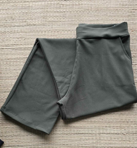 CA-0243B- Calça ponto roma verde floresta sem vinco e com bolso