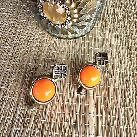 BR-0100- Brinco globinho laranja fluor no aro ouro velho - comprar online