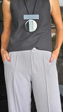 CA-0244A- Calça pantalona tecido duna cinza claro, friso e botâo~coberto na internet