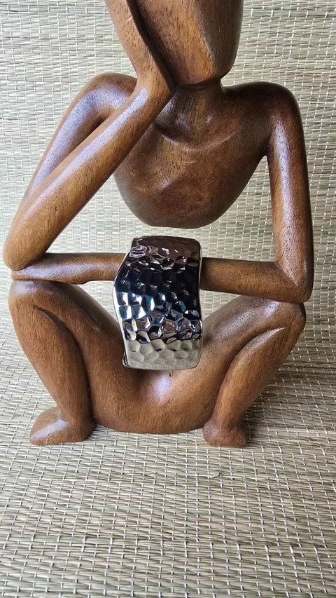 PU-0028A - Pulseira metal prateado martelado, larga, com beiradas onduladas - comprar online