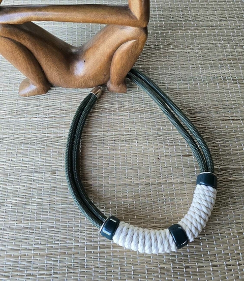 CO-0733 - Colar Laila encordoado verde e contas off-white - comprar online