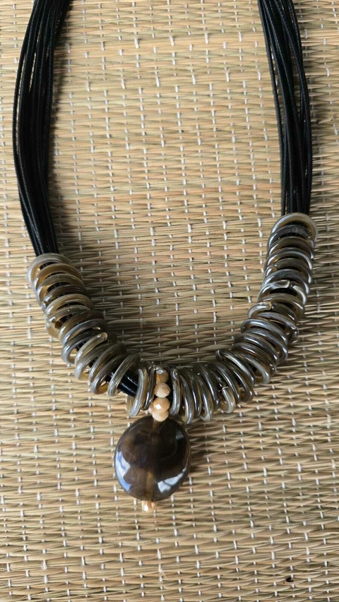 CO-0736 - Colar Aline argolinhas marrom 1 pingente de pastilha - comprar online