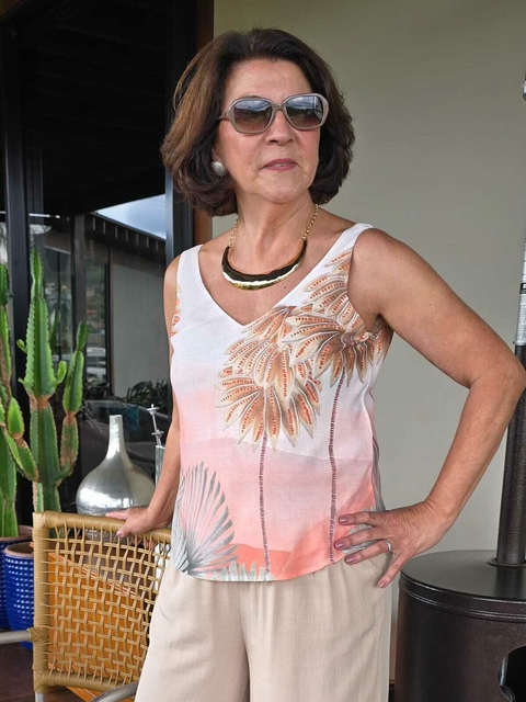 BS-0808B- Regata em crepe de seda estampa rosê coqueiros - comprar online