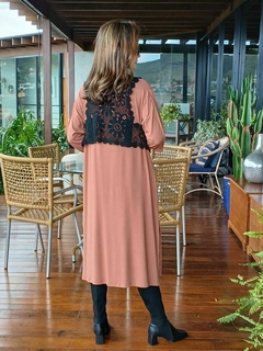 VE-0851E- Vestido Stella midi com detalhe vertical na manga 3/4, marrom claro - Kelch