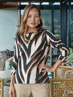 BS-0838B- Blusa Ingrid estampa geo-listras marrom - comprar online