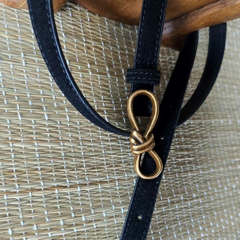 CI-0216- Cinto fininho camurça preta fivela lacinho metal ouro velho - comprar online