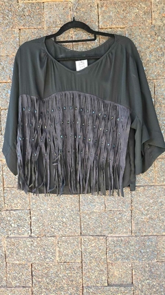 BS-0837 - Blusa crepe preta com franjas camurca na frente - comprar online