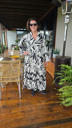 VE-0852A- Vestido Iara em viscose com estampa preta e off-white, modelo 3 Marias longo - loja online
