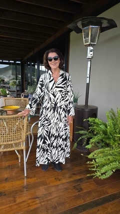 VE-0852A- Vestido Iara em viscose com estampa preta e off-white, modelo 3 Marias longo - comprar online