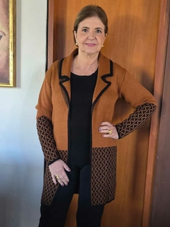 CS-0312- Cardigan tricot de lã ocre/preto barrado, aberto, com gola - loja online