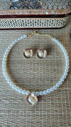 CO-0744 - Cjto colar e brinco aro perola media pingente disco martelado dourado miolo perola - comprar online