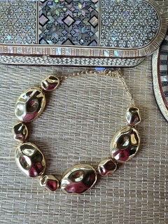CO-0753 - Colar curto dourado pecas amassadas grandes e medias - comprar online