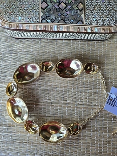 CO-0753 - Colar curto dourado pecas amassadas grandes e medias na internet
