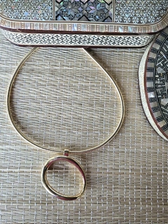 CO-0742 - Colar curto aro dourado e pingente forma orgânica oval invertido - comprar online
