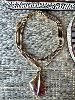 CO-0742 - Colar curto dourado com 3 correntes maleáveis e pingente forma organica na internet
