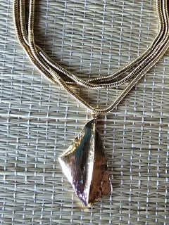 CO-0742 - Colar curto dourado com 3 correntes maleáveis e pingente forma organica - comprar online