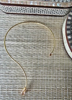 CO-0739 - Colar aro de metal aberto, dourado com 1 gota zirconia tipo citrino nas pontas - comprar online