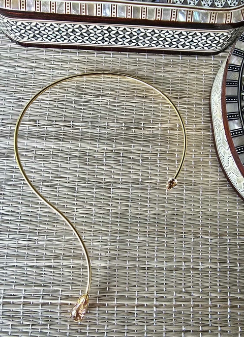 CO-0739 - Colar aro de metal aberto, dourado com 1 gota zirconia tipo citrino nas pontas - comprar online