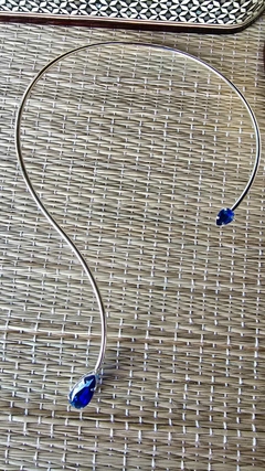 CO-0739A - Colar aro de metal aberto, prateado com 1 gota zirconia azul royal nas pontas - comprar online