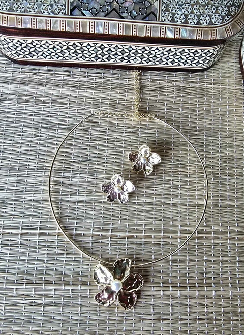 CO-0738 - Cjto colar e brinco no arco de metal dourado com 1 flz miolo perola - comprar online