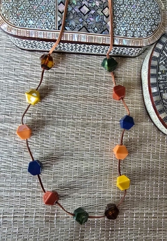 CO-0764- Colar longo baloezinhos de resina coloridos espaçados - comprar online