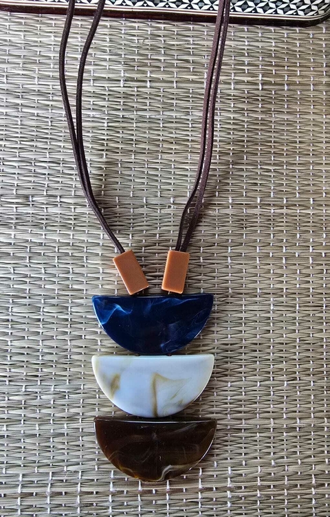 CO-0758B- Colar longo 3 semicirculos resina empilhados azul, off e marrom - comprar online