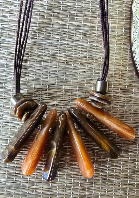 CO-0761- Colar curto 06 bastoes de resina ocre e marrom - comprar online