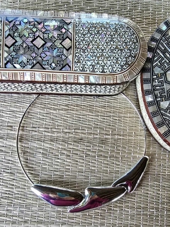CO-0740 - Colar aro de metal , prateado com 3 pcs lisas grandes tipo setas enfileiradas - comprar online