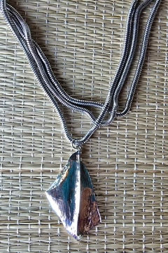 CO-0741A - Colar curto prateado com 3 correntes e pingente forma orgânica - comprar online