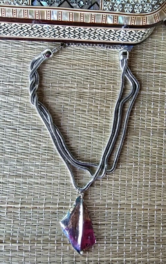 CO-0741A - Colar curto prateado com 3 correntes e pingente forma orgânica na internet