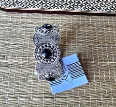 PU-0034 - Pulseira elastico metal prateado medalhões miolo preto na internet
