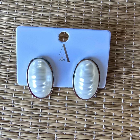 BR-0109- Brinco G madreperola oval ondulada - comprar online