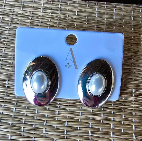 BR-0109- Brinco G perola oval com moldura larga metal prateado - comprar online