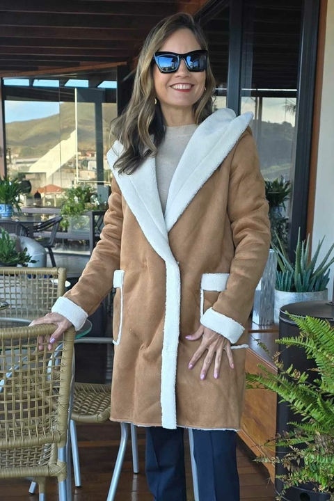 CS-0322- Casaco longo camurça caramelo externo e teddy of-white por dentro, - comprar online