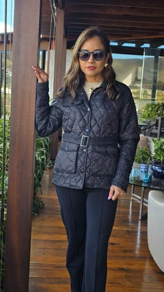 CS-0320 - Casaco matelasse leve com cinto, preto - loja online