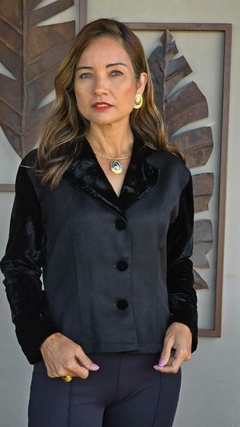 CS-0332-IK - Blazer tecido grosso peluciado por dentro detalhes veludo, preto - comprar online